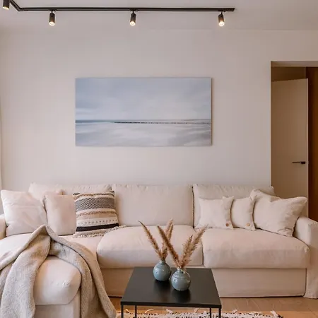 Luxurious Renovated On Location In Apartment *
