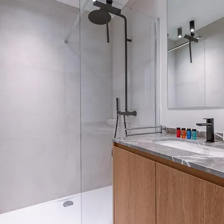 Apartment Luxurious Renovated On Location In *