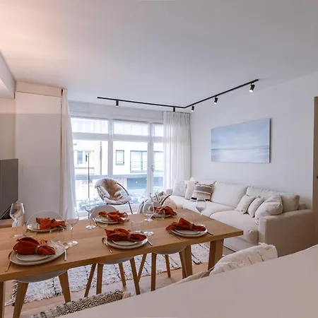 Luxurious Renovated On Location In Apartment
