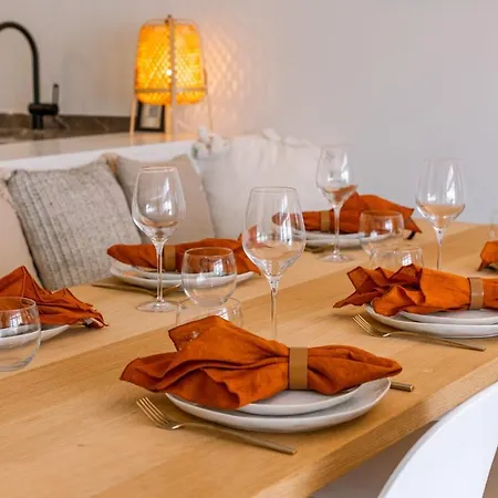 Apartment Luxurious Renovated On Location In *