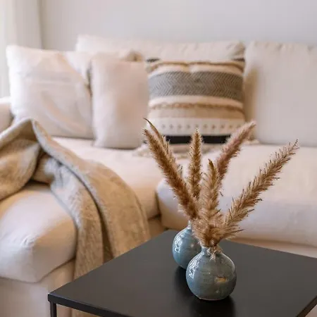 Luxurious Renovated On Location In Apartment