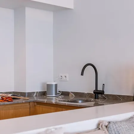 Luxurious Renovated On Location In Apartment