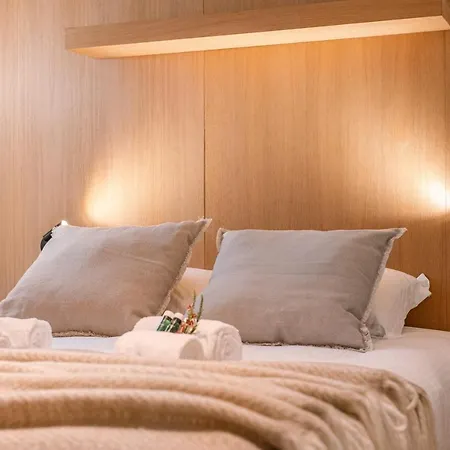 Luxurious Renovated On Location In Apartment *