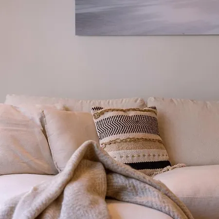 Luxurious Renovated On Location In Apartment